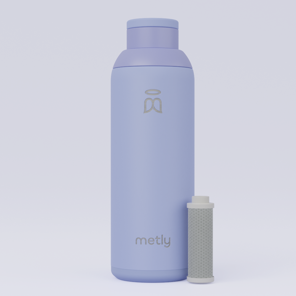 Metly Periwinkle 500ml filtered water bottle, featuring a soft blue color and equipped with an advanced carbon fiber filter, made from high-grade recycled stainless steel, BPA-free.