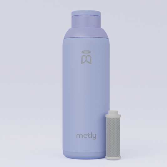 Metly Periwinkle 500ml filtered water bottle, featuring a soft blue color and equipped with an advanced carbon fiber filter, made from high-grade recycled stainless steel, BPA-free.